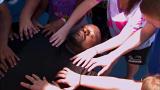 Taikuri Criss Angel leijuttaa koripalloilijaystäväänsä lapsijoukon avustuksella
