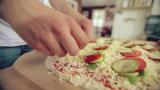 Tässäpä omaperäinen pizza kesäsalaatin kera tarjoiltuna