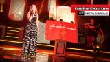 Laulajaporukan kuopus Emilia Ekström esittää kappaleen Hento kuiskaus | Hd