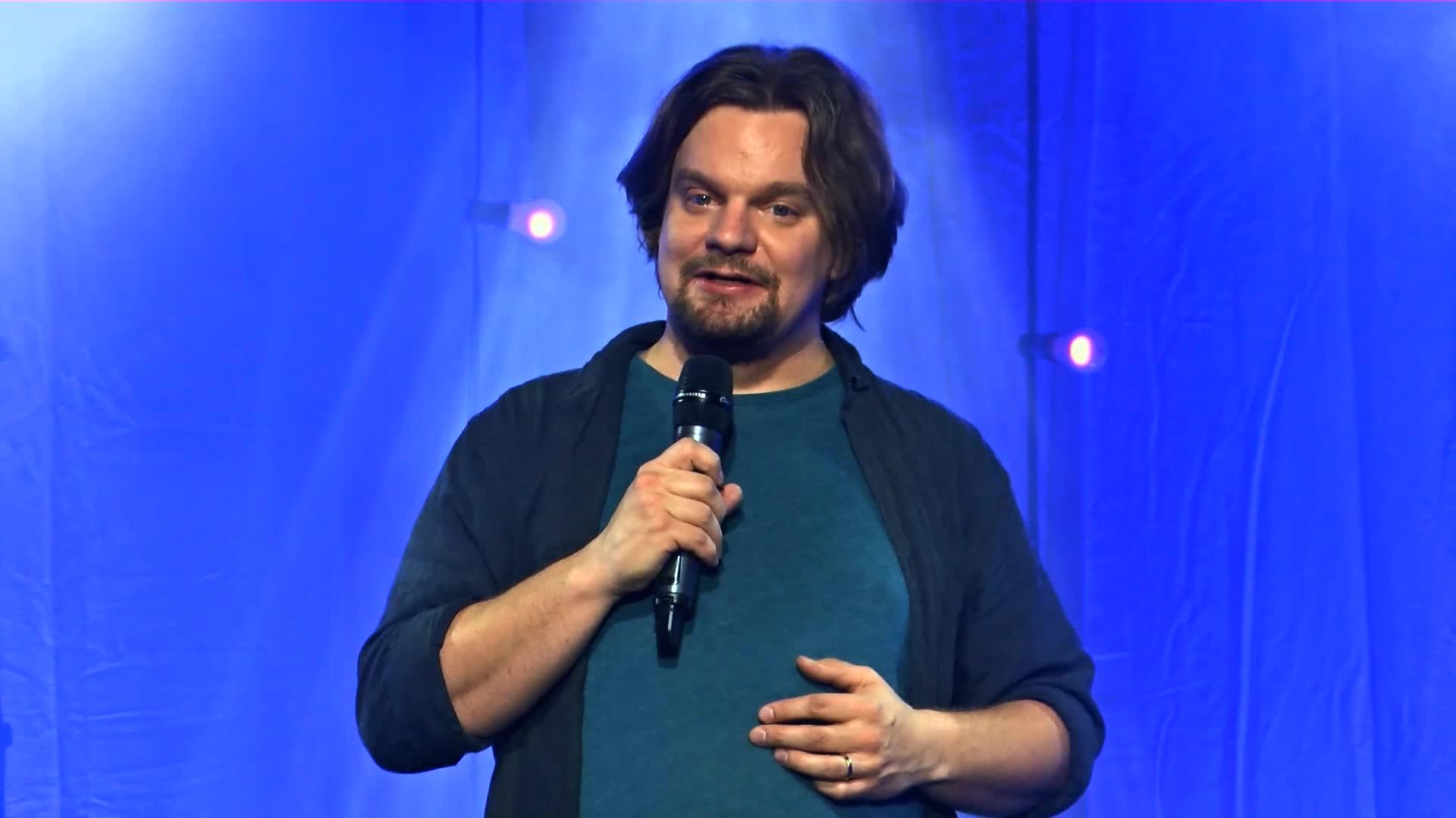 Nelosen tuore komiikkashow stand up marssittaa estradille suomen