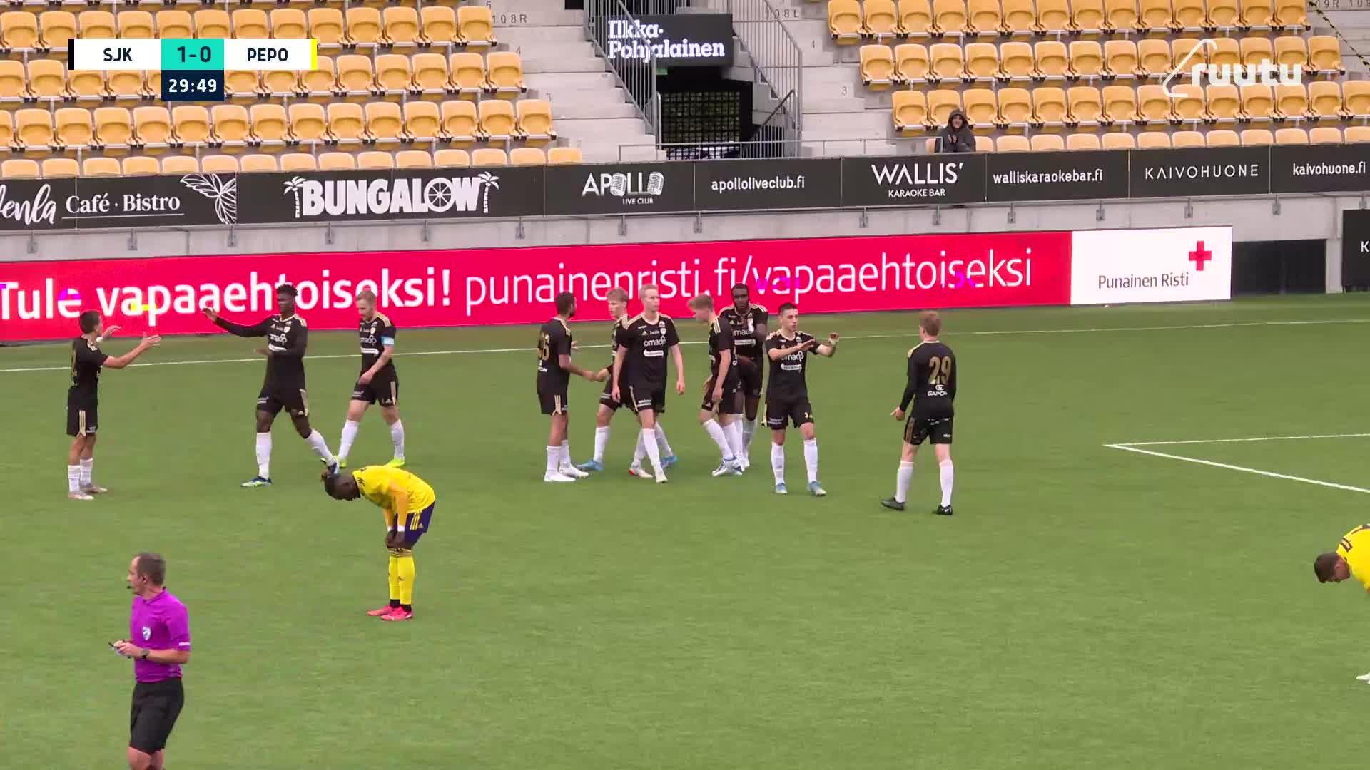 SJK Akatemia liikuttaa palloa vikkelästi Jonathan Muzinga ohjaa