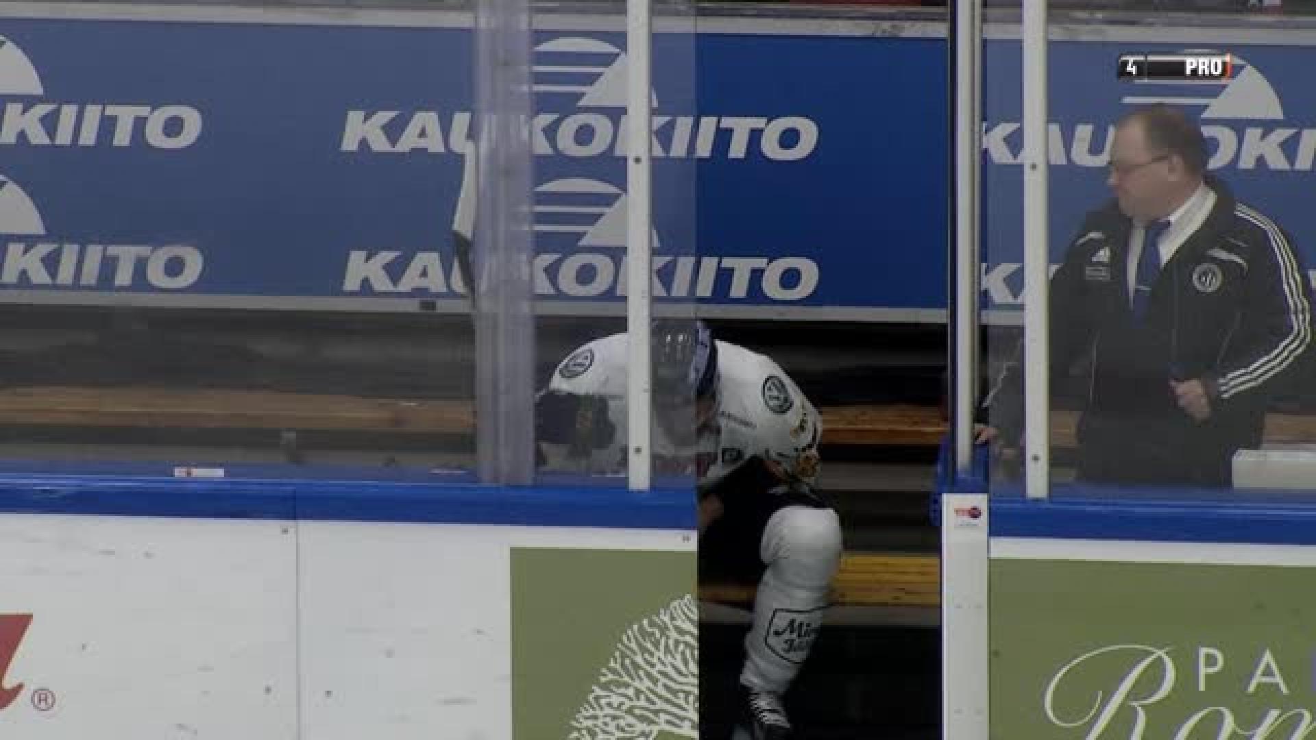 Aasian tyttö imee iso musta kukko