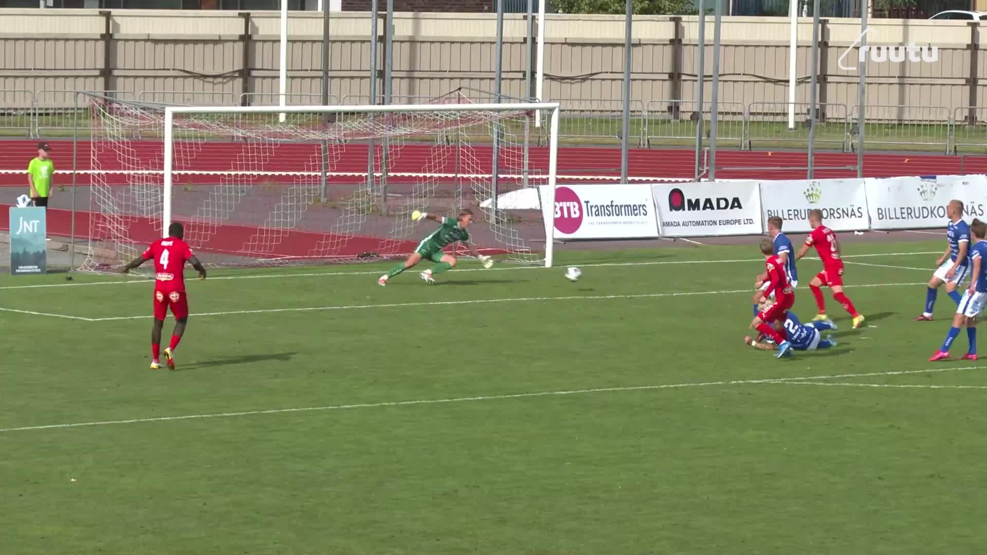 Pallo maaliin ja kannattajien eteen! Vaihtomies Albin Björkskog tekee onnistuneen sisääntulon