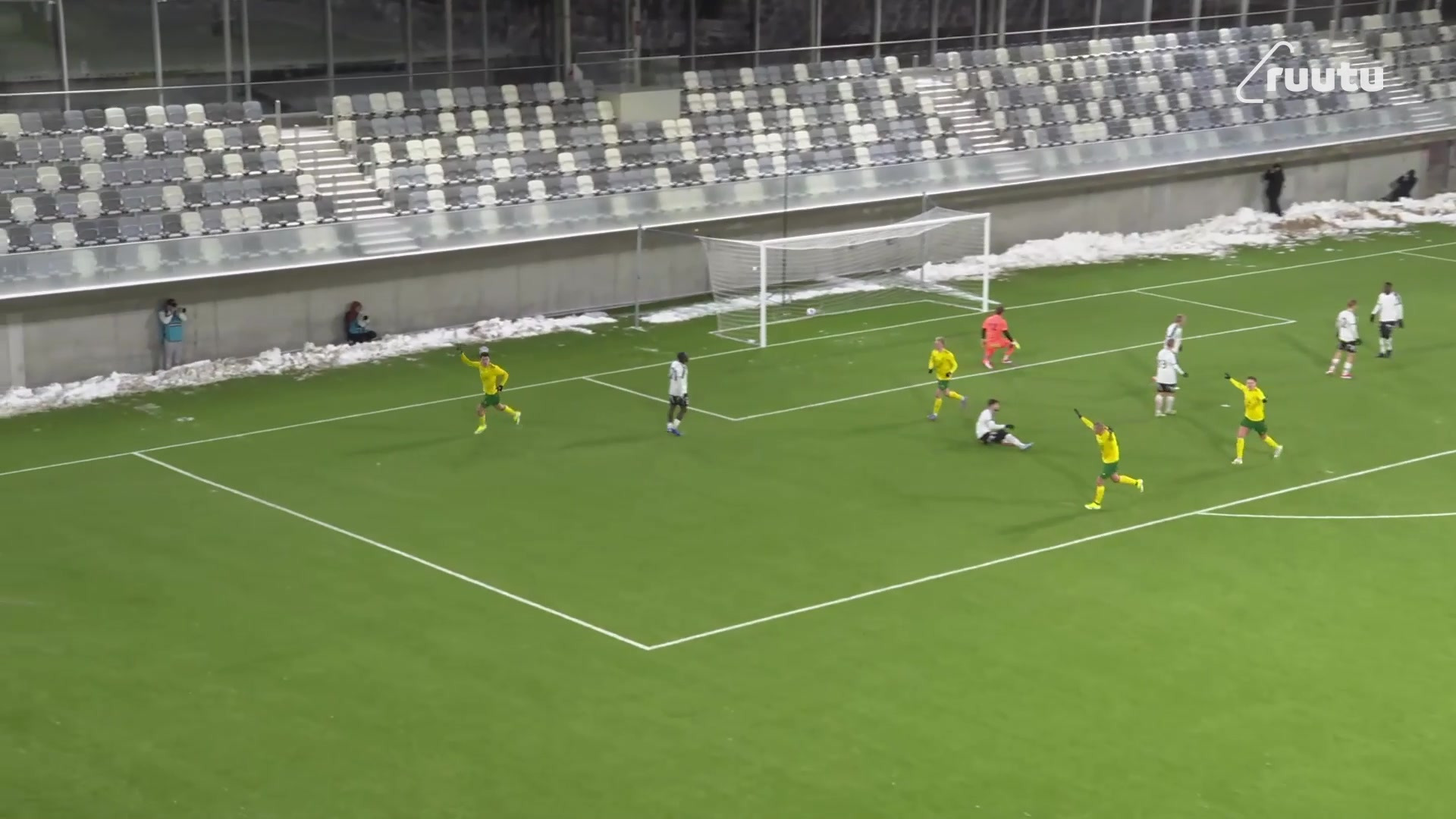 Oiva Jukkola viimeistelee Ilveksen ensimmäisen maalin upouudella