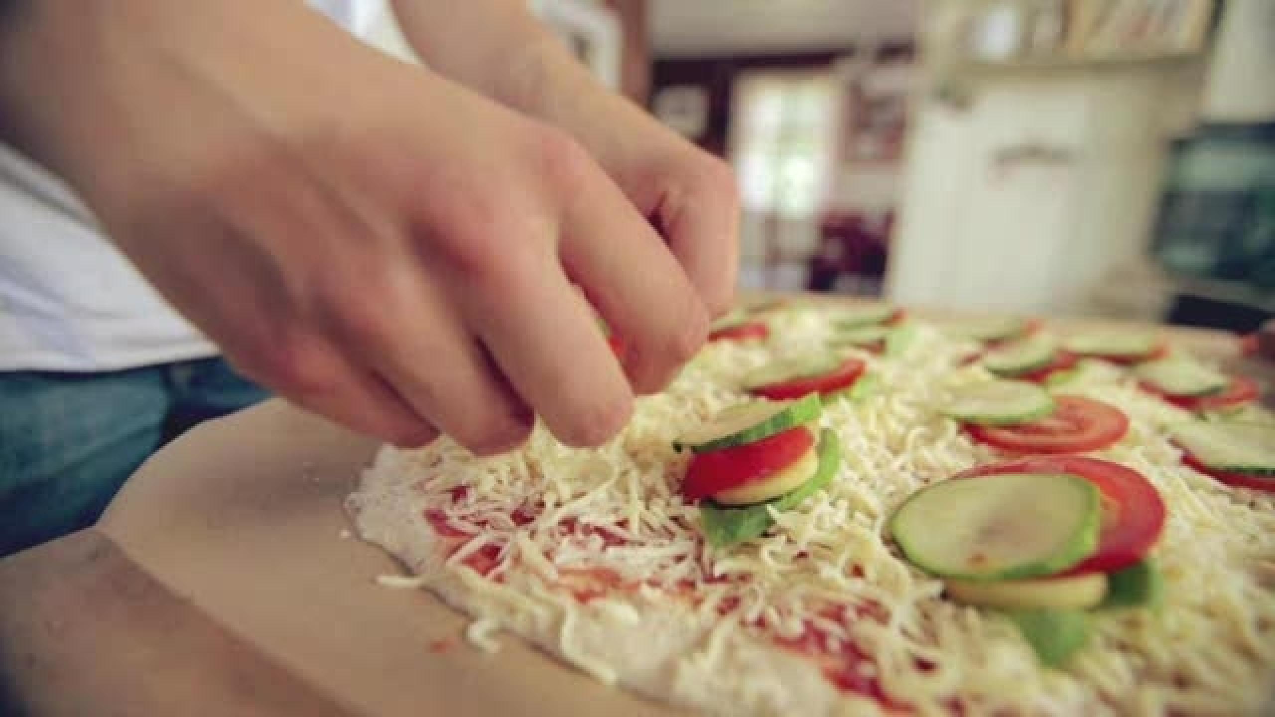 Tässäpä omaperäinen pizza kesäsalaatin kera tarjoiltuna | Ruutu