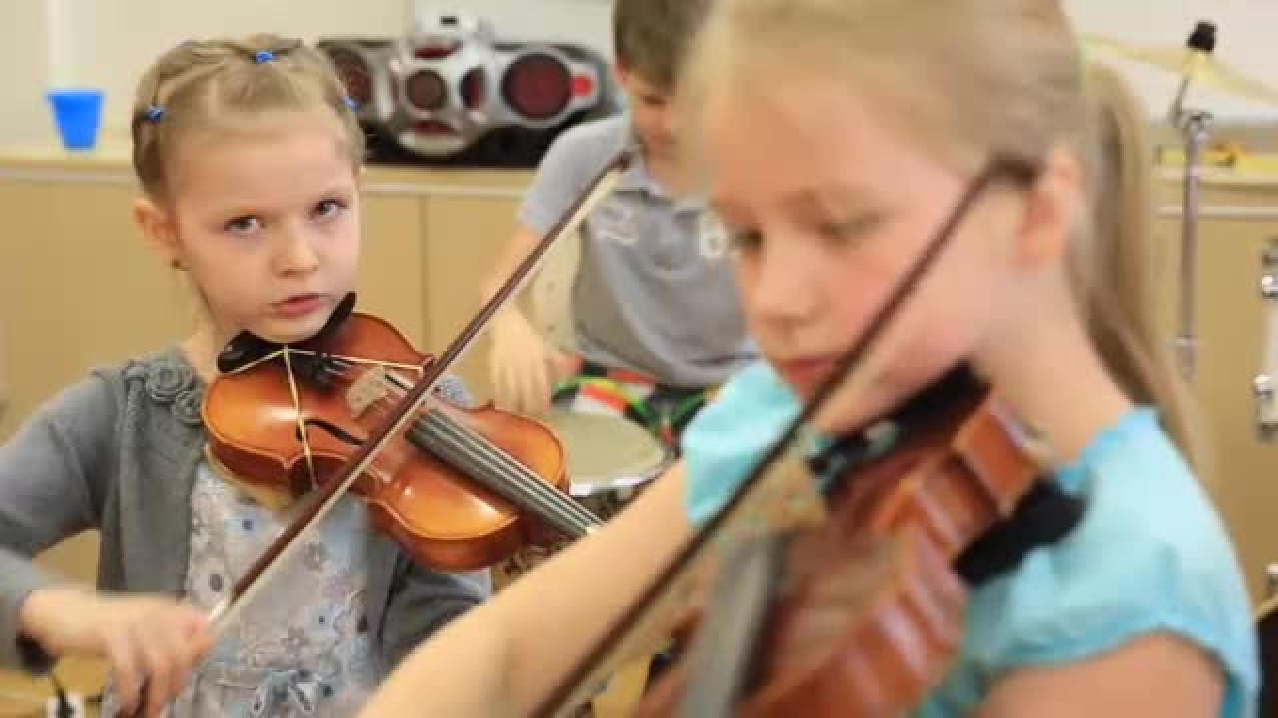 Pietarin suomalaisen koulun oppilaat laulavat Venäjällä hitiksi nousseen  Ievan polkan | Ruutu