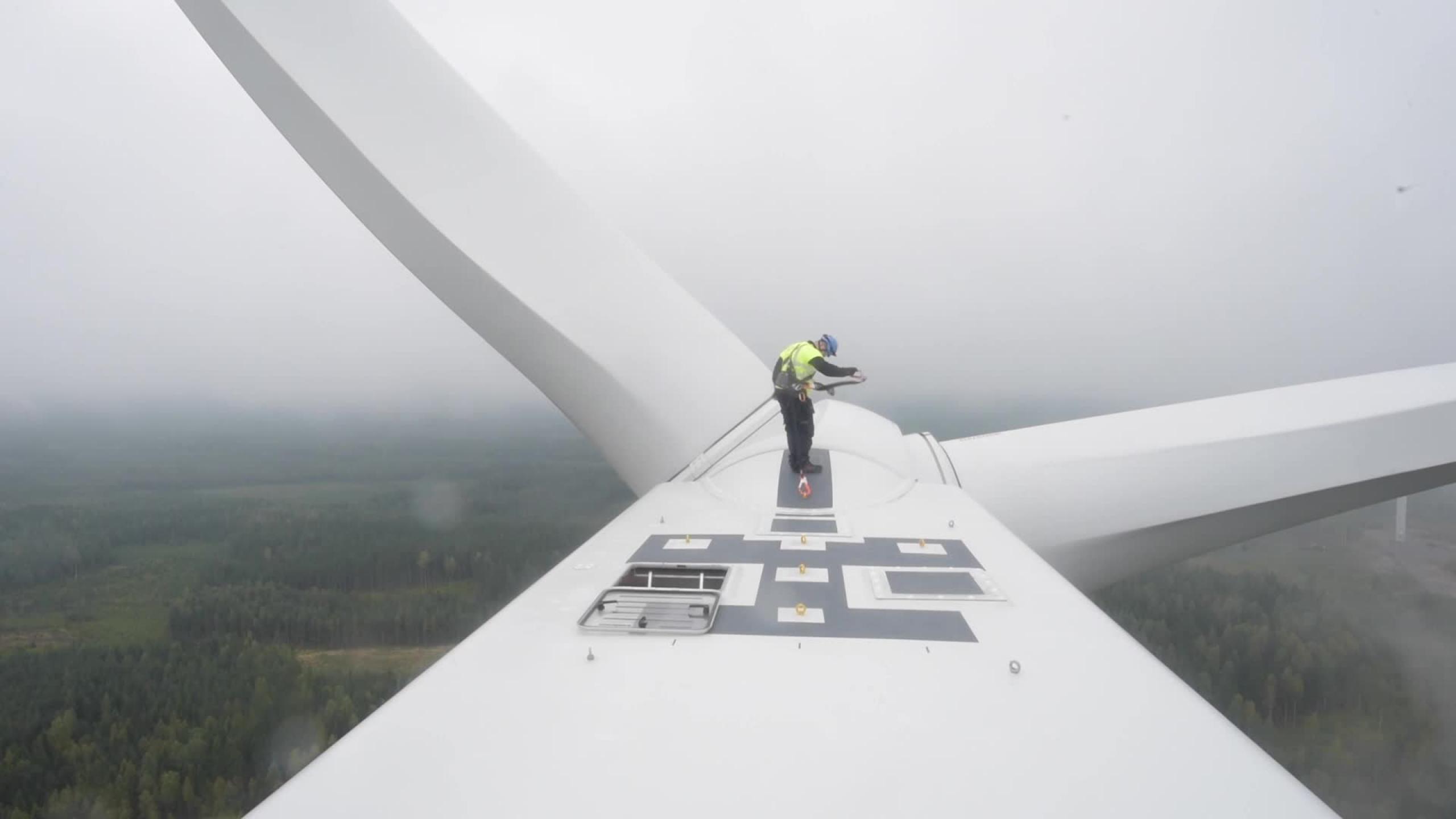 Tällaiset ovat näkymät Suomen korkeimman tuulivoimalan huipulta | Ruutu