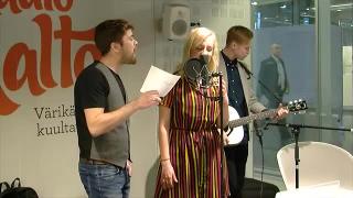 Haloo Helsingin Elli ja Leo vetivät Ari Hurstin kanssa livenä kappaleen Lähtövalmiina