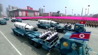 Pohjois-Korea esitteli sotakalustoaan juhlavassa paraatissa