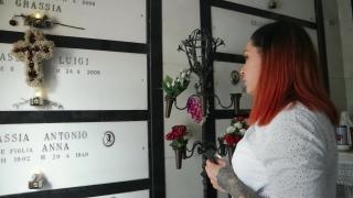 Carla, 34, päätyy itkemään yksin isänsä haudalle – italialaiset sukulaiset tyrmäsivät täysin juuriaan etsivän suomalaisnaisen