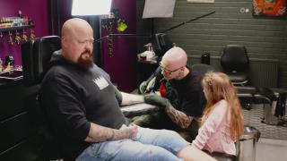 Onko tässä maailman omistautunein isä? Ville ottaa tyttärensä piirtämän tatuoinnin – näkee kuvan vasta, kun se on iholla!