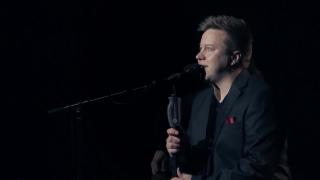 TVOF-voittaja Markus Salo esiintyy Olli Lindholmin muistokonsertissa – koskettava tulkinta Jukeboksin luona -kappaleesta 