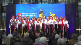 Kaksi vuotta sotaa: Suomen ukrainalaisen teatterin kuoro esittää kolme laulua