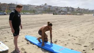Ville Haapasalo opettelee surfaamaan Kaliforniassa – ”En kyllä hurahtanut lajiin!”