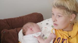 Järkyttävä tilanne Emman, 21, synnytyksessä: Vauvan isä kiidätetään samaan sairaalaan – puukotettu kaulaan viisi kertaa 