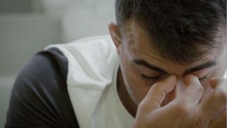 Vapaaottelija Makwan Amirkhani murtuu kyyneliin muistellessaan isänsä kuolemaa: ”Kaikki itki siellä” 