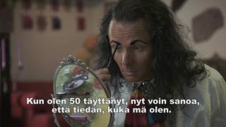 Uusi sarja alkaa! Meikkaava kirkkoherra Harri on ylpeästi erilainen: ”Olen löytänyt naiseuteni!”