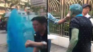 Poliisi ampuu sinistä vettä moskeijan porteista sisään Hongkongissa 